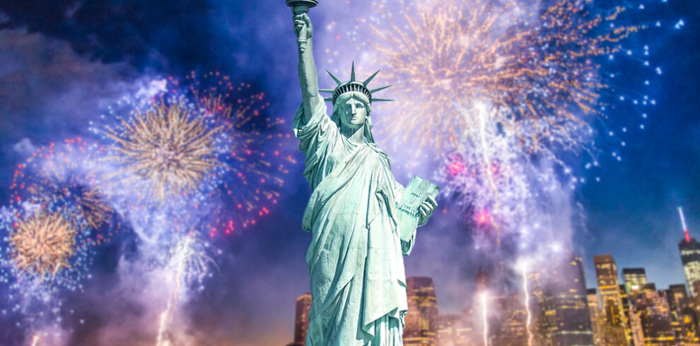 Silvester in New York mit Feuerwerk an der Freiheitsstatue