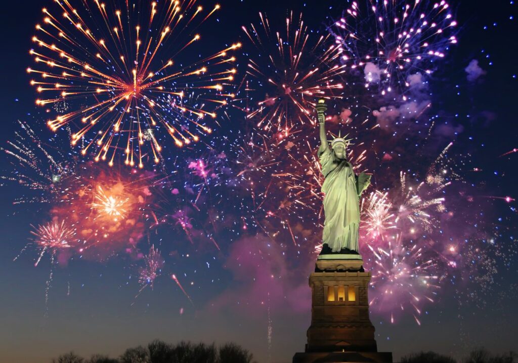 Auch von der Südspitze Manhattans sichtbar, das Silvester Feuerwerk an der Freiheitsstatue