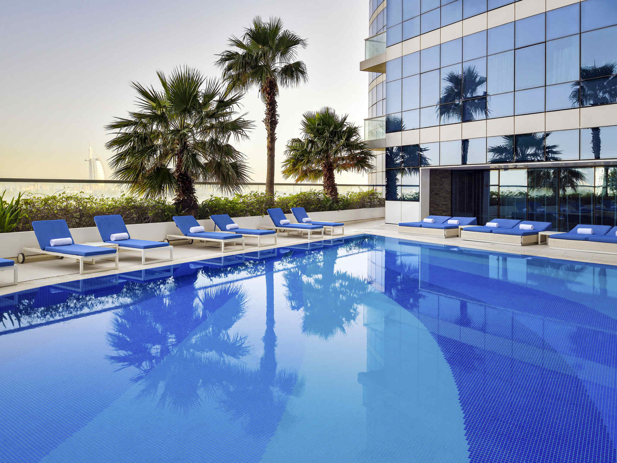 Mit Blick auf Dubai im Pool vom Novotel Al Barsha