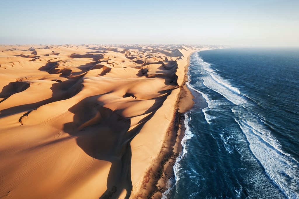Namib Wüste trifft auf Atlantik Küste